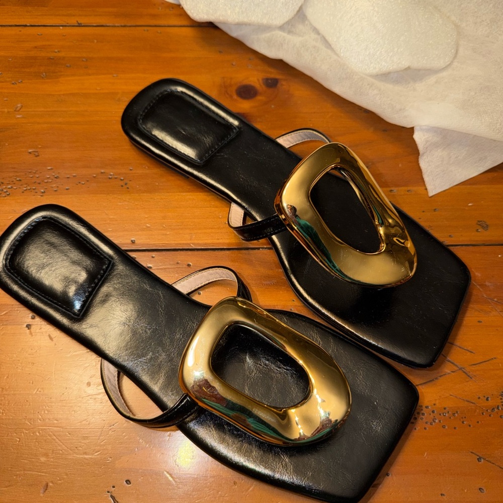 NEW NWOT Elegant Black and Gold Women's Sandals.